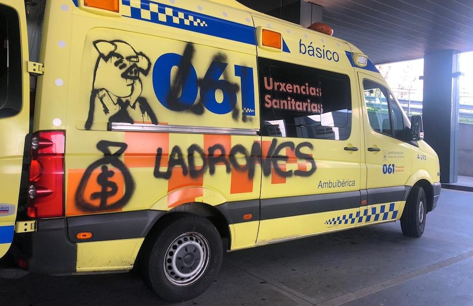 Pintadas nas ambulancias de Ponteceso