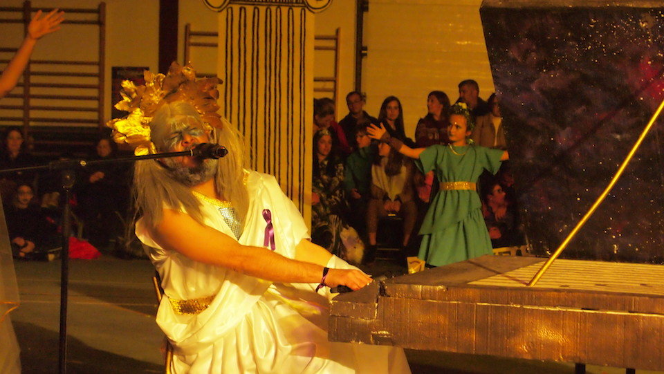 German Traba dos Tortugas y Peces versionando a Queen en clave fisterran no Entroido 2019