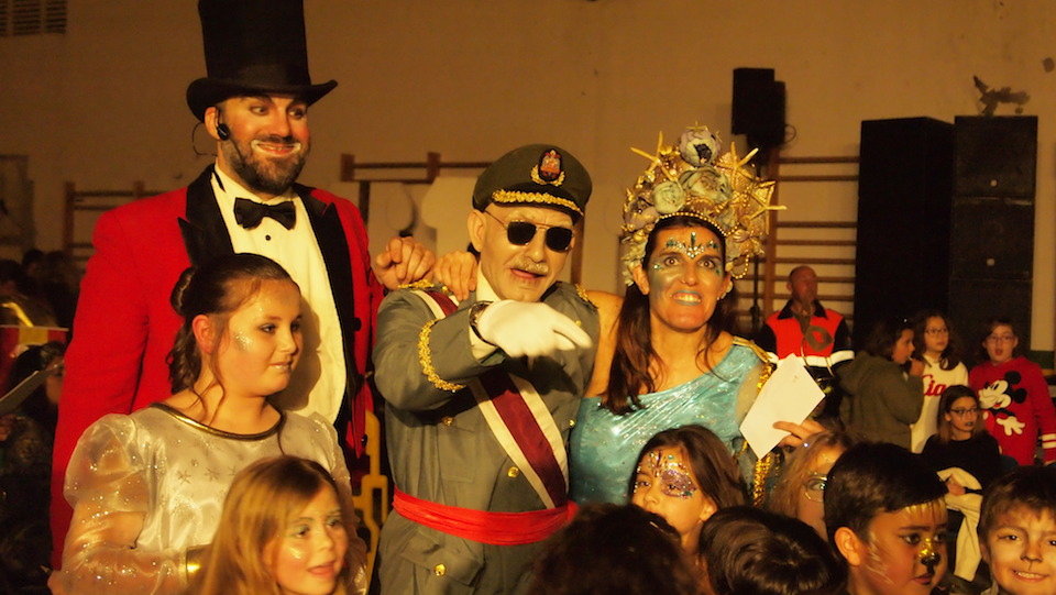 Kuka Sar de Franco entregando un premio no Entroido de Fisterra 2019