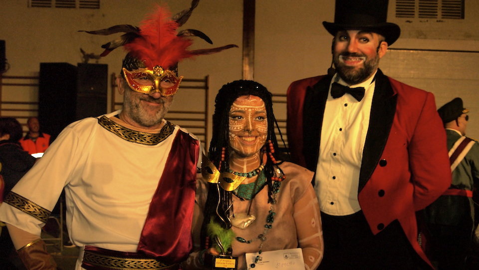 O alcalde Pepe Marcote e o presentador Cayetano Lledo entregando a Lorenita o Premio a Mellor Comparsa do Entroido de Fisterra 2019 a Os Trotamusicos