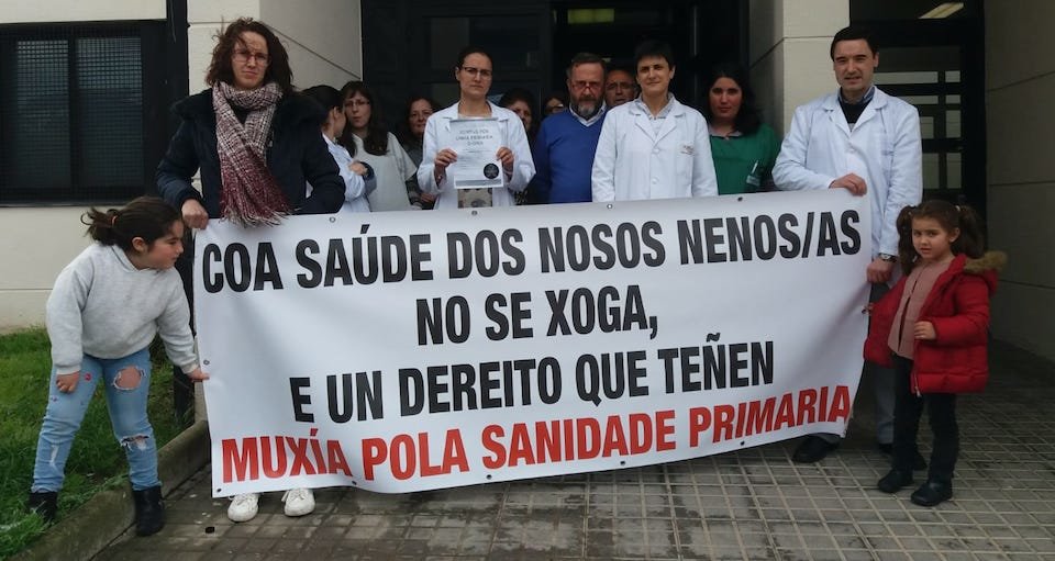 Concentracion de mercores no Centro de Saude de Muxia