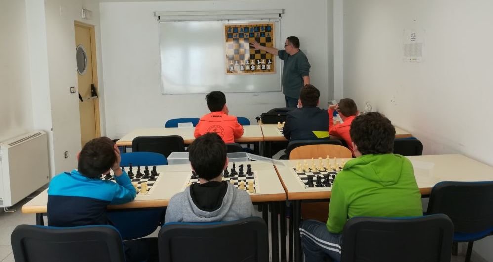 Oscar Prado dando clase de xadrez en Camarinas