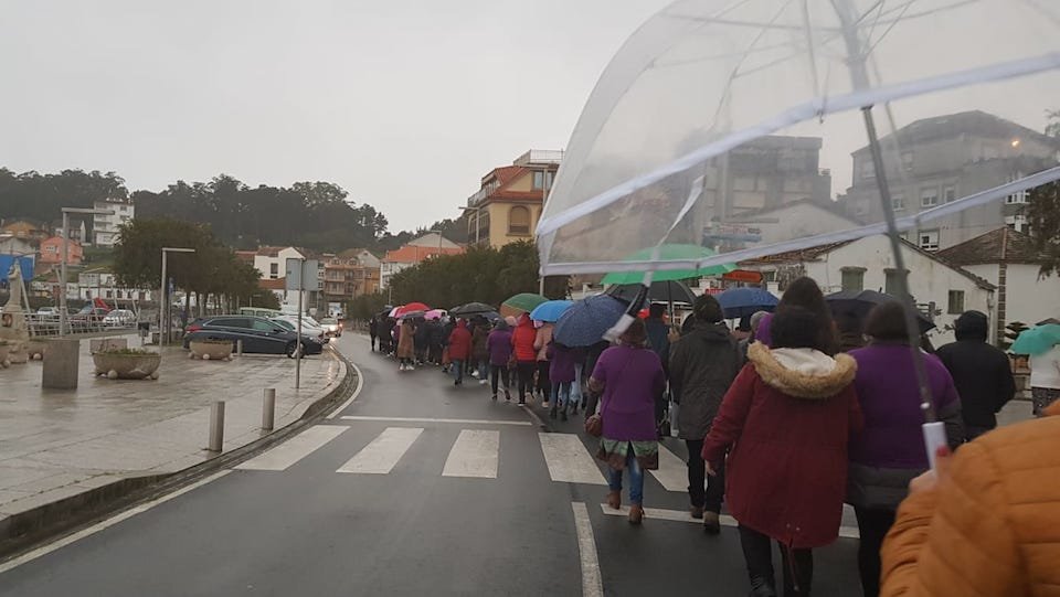 A chuvia empanou a manifestacion do Dia da Muller en Camarinas