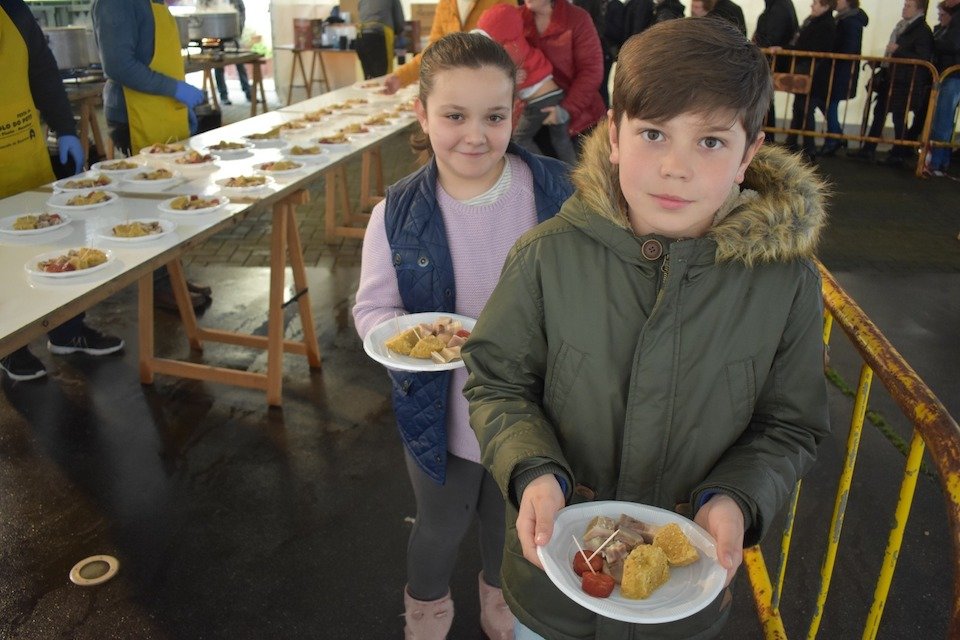 Nenos de Mazaricos disfrutando do Bolo do Porte