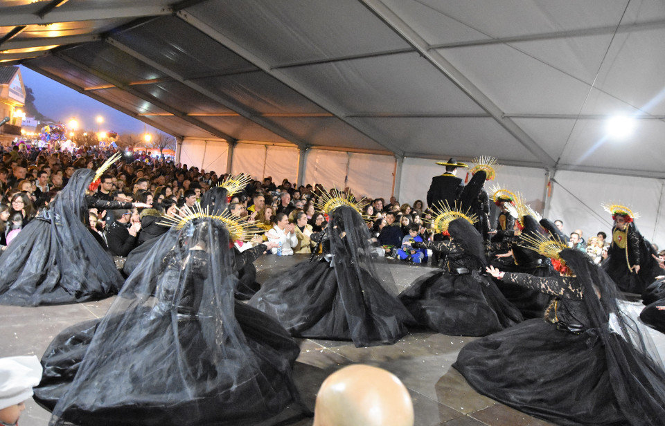 Carpa chea no Entroido de Muros-Foto-Xose Sendon