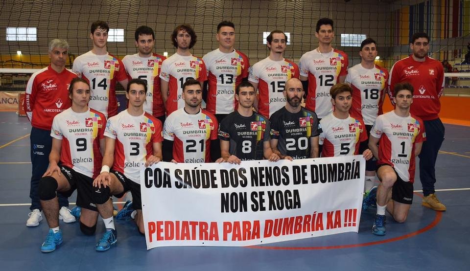 O Volei Dumbria coas familias afectadas polos recortes en pediatria