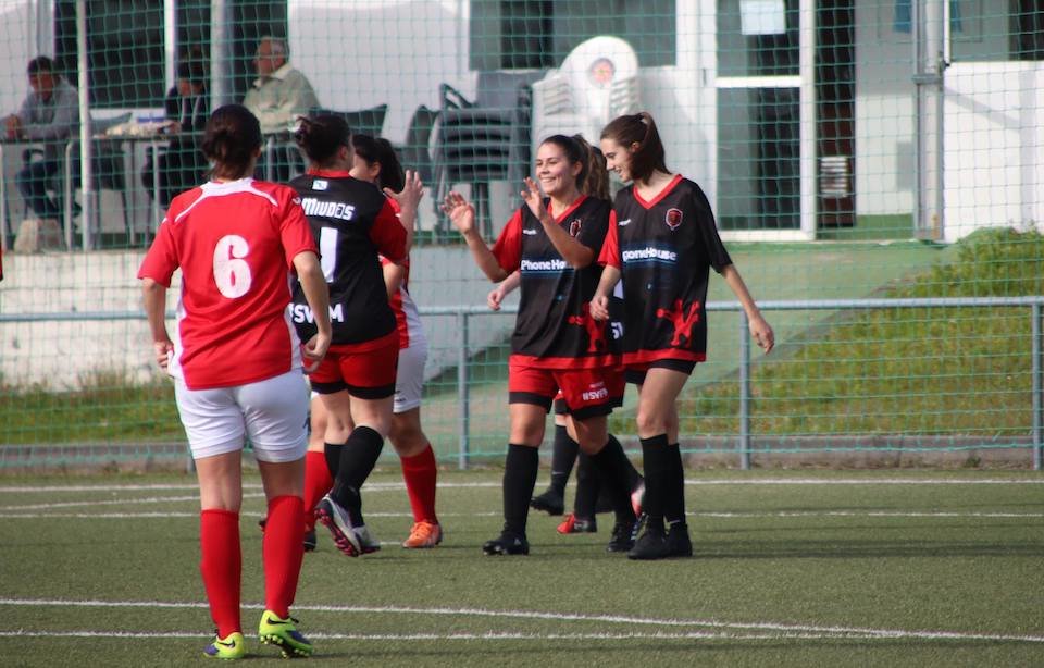 As Miudas celebrando o gol ante o Puentearnelas -Foto-Chema Caamano