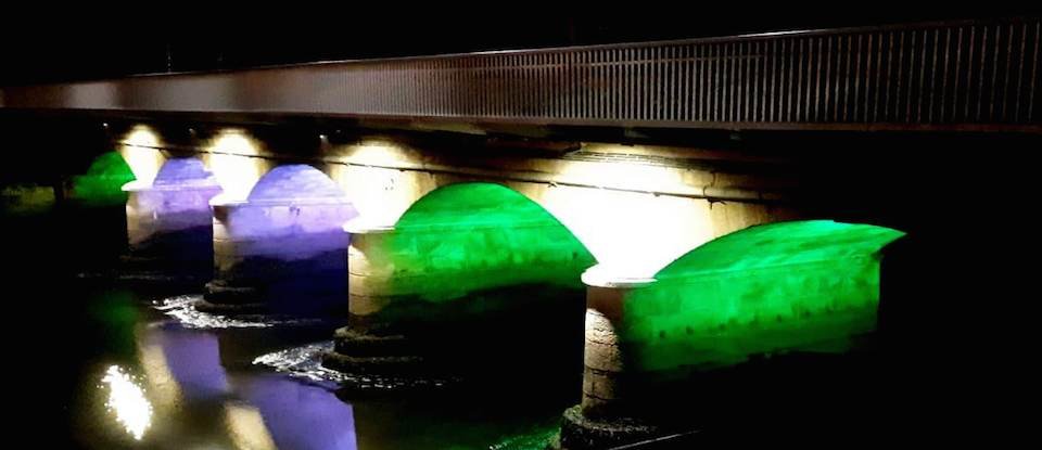 A ponte de Ponteceso de verde polo Dia da Arbore