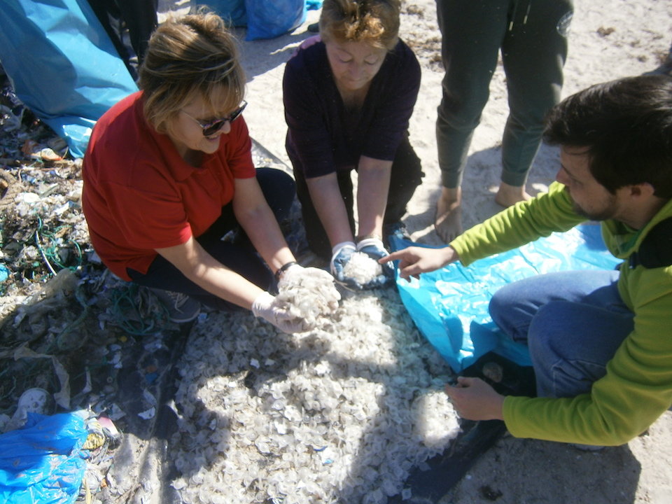 Milleiros de tapons de plastico no areal de Camelle