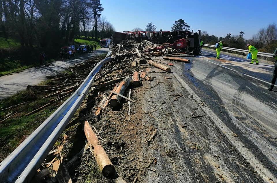 Aparatoso accidente dun camion en Santa Comba