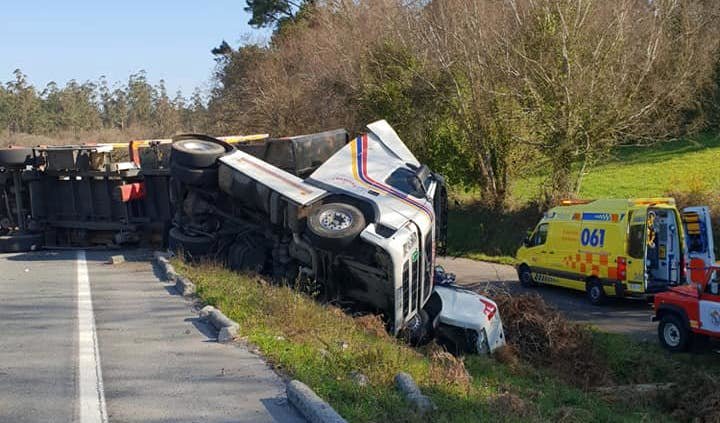 Aparatoso accidente dun camion en Santa Comba 2