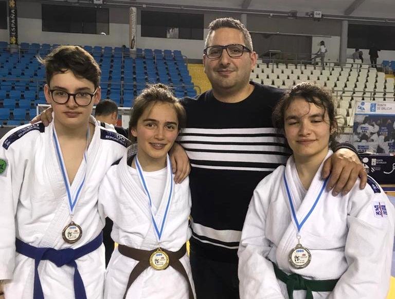 LOS TRES MEDALLISTAS CON SU ENTRENADOR DAVID PEREZ copia