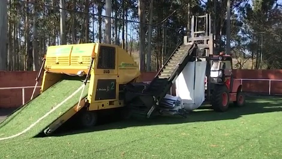 Obras de renovacion do cespede do Campo de San Andres de Zas