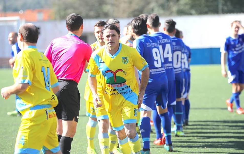 Felipe Solis durante o partido dos Veteranos entre Zas e San Roman-Foto-Costa Futbol