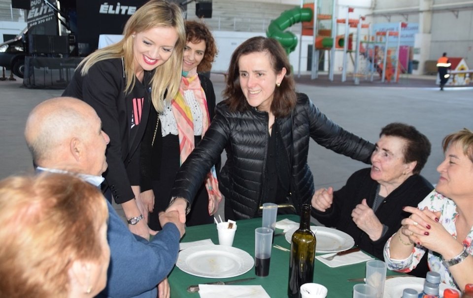 A alcaldesa Maria Pose cos maiores de Santa Comba