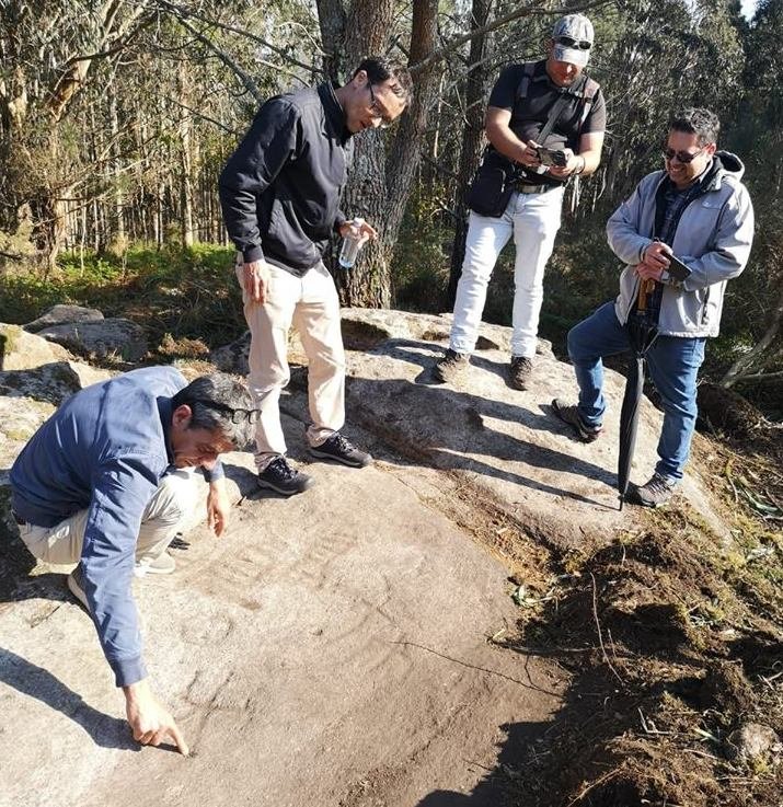 Suso Lista cos arqueologos da Asociacion A Rula