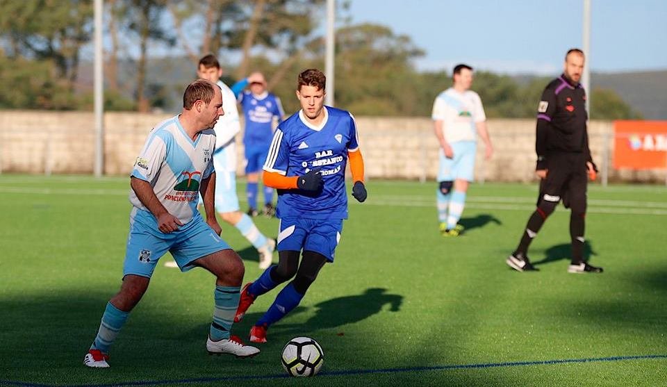 Zas e San Román, no choque da primeira volta, xogaranse o título de Veteranos na última xornada- Foto-Costa Futbol