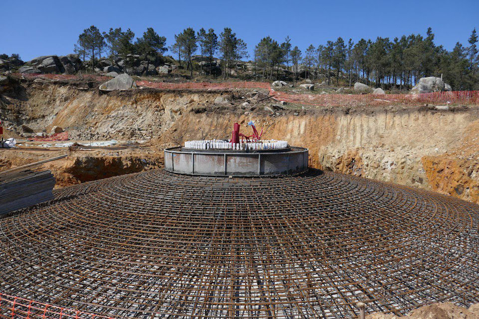 Obras de instalacion dos eolicos en Cabana 2