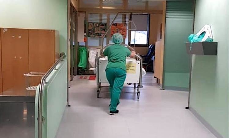 Enfermeira facendo as funcions de celadora subindo unha rampa do6 no HVdX de Cee