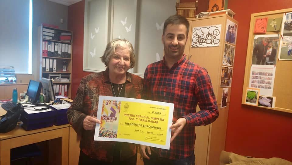 Carmen Avendano recibindo a doazon de Alvaro Creo dos vecinos de Esteiro