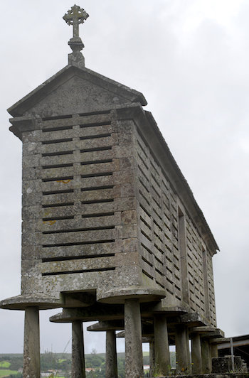 Un dos pinchóns no que resalta, dende os pés ata a cruz con coroa, a perfecta labra de cada una das pezas e o axustado “envainado” que logran entre todas