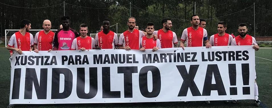 O Lira coa pancarta de indulto a Manuel Martinez Lustres