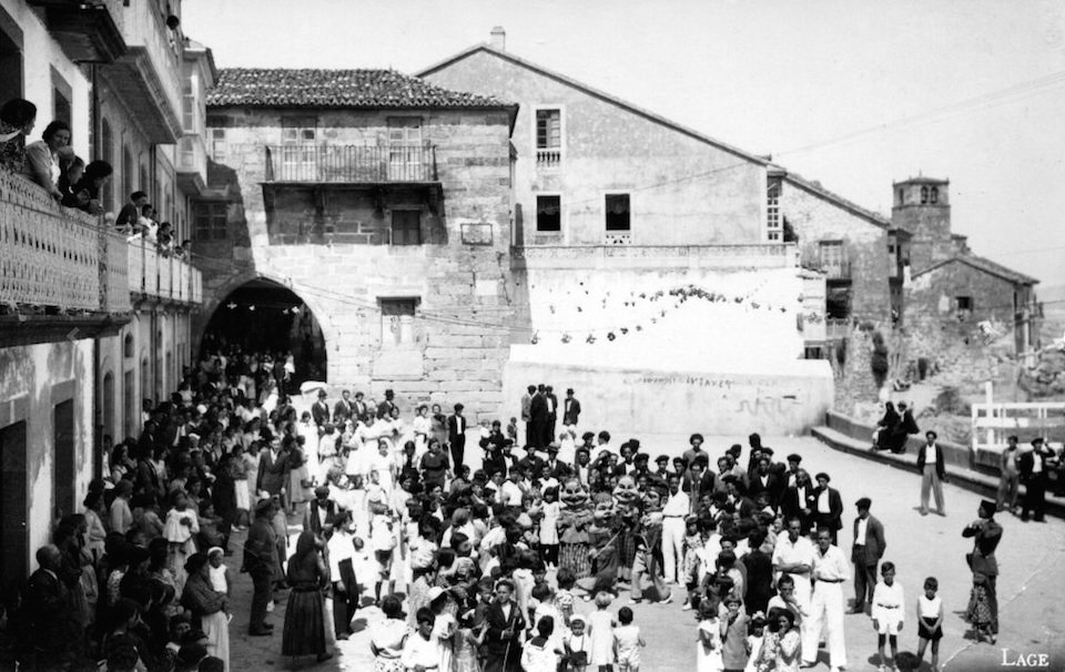 Cabezudos na praza Ramon Juerga