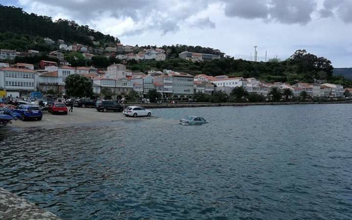 Coche afogado en Muros