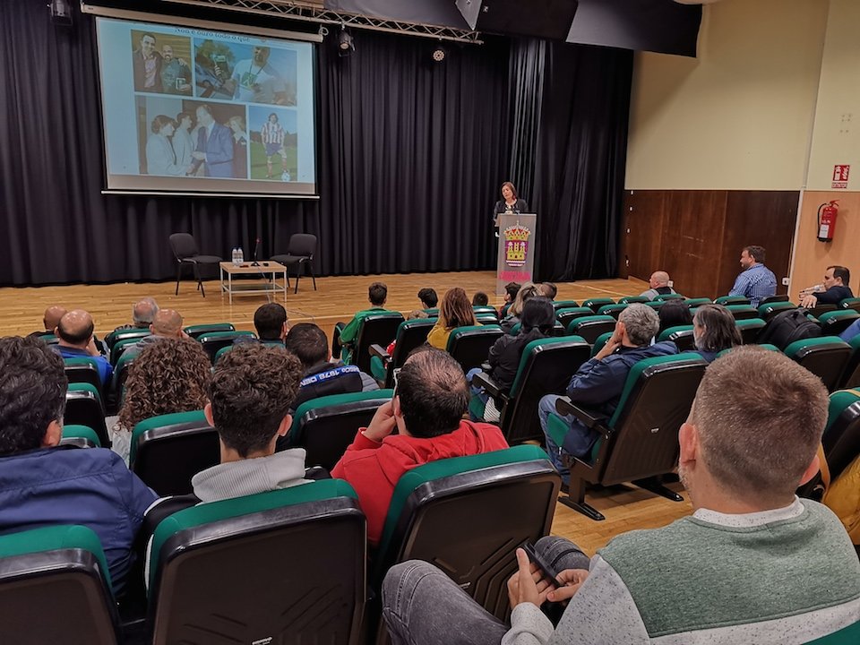 Silvia Cancela presentando o acto