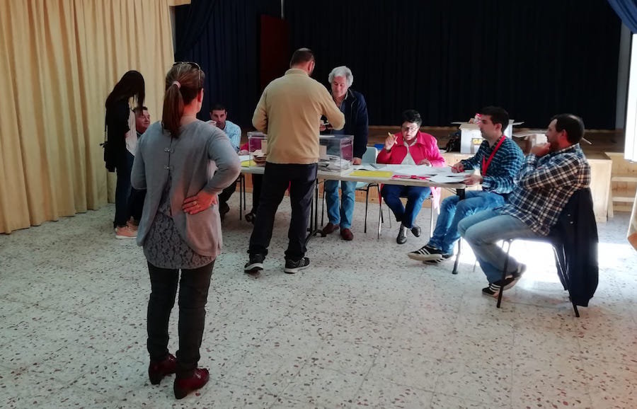 Votando en Pereirina nas Eleccions Xerais 2019-Foto-Rafa Quintans