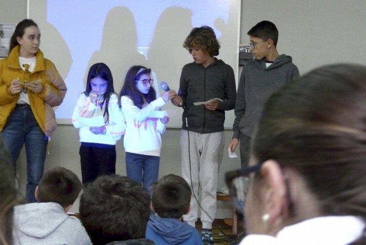 Rapazada do CEIP Praia de Quenxe reflexionando sobre o planeta