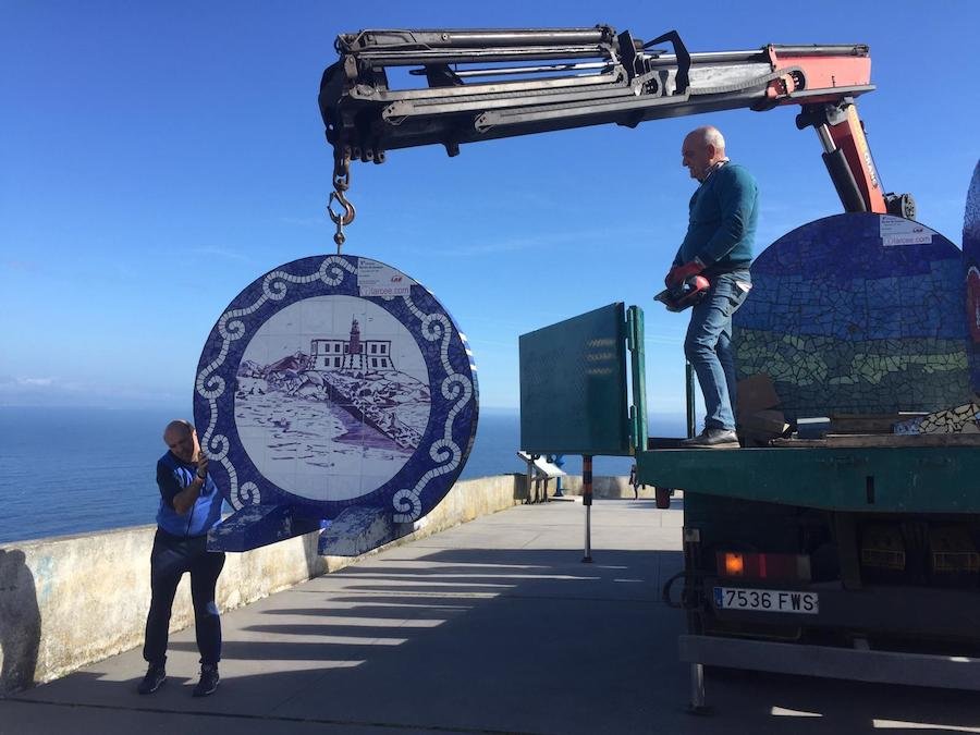 Proceso de instalacion dos murais de azulexo dos Faros no Faro Fisterra
