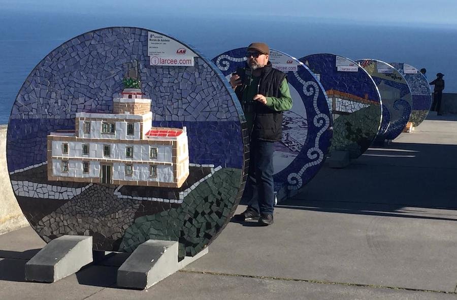 Os murais de azulexo de Lar no Faro Fisterra