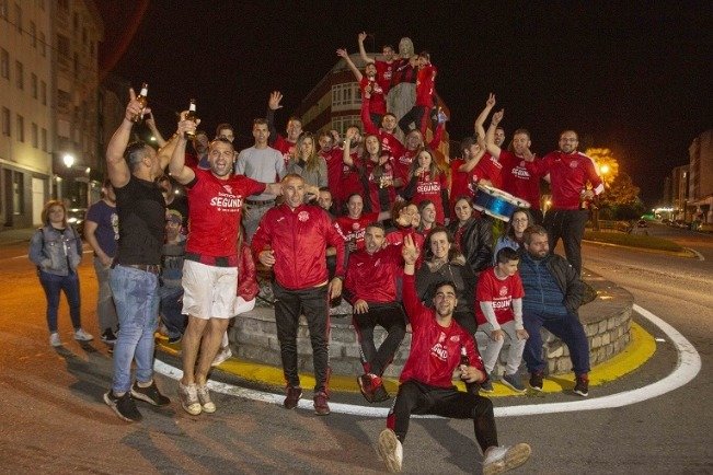 Celebracion do ascenso do Castriz nas ruas de Santa Comba
