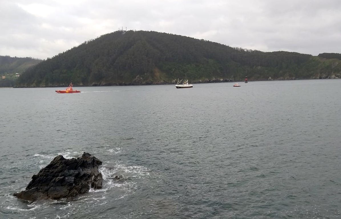 Salvamento Maritimo Remolcando o barco El Patron de Muxia