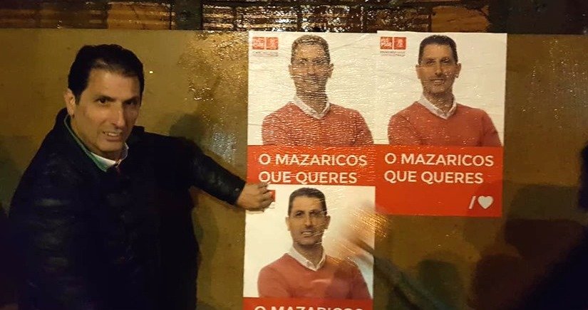 Pegada de carteis do PSOE de Mazaricos