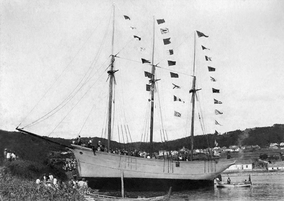Botadura de Paliebote en Muros-Foto-Juan Malvarez