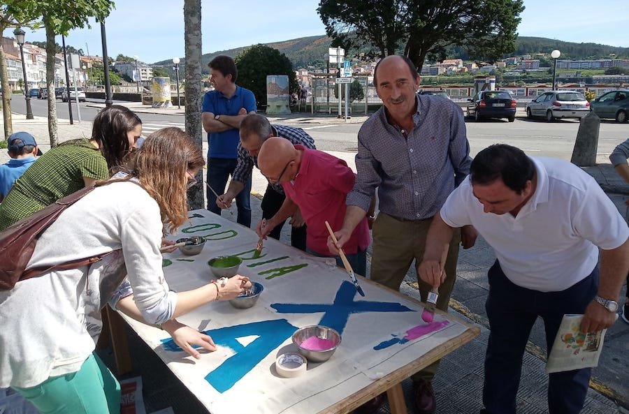 Os 4 candidatos pintando polo Centro de Dia