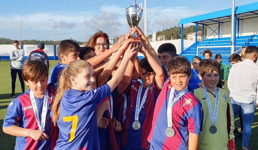 Esteirana recollendo titulo da Copa da  Costa F8