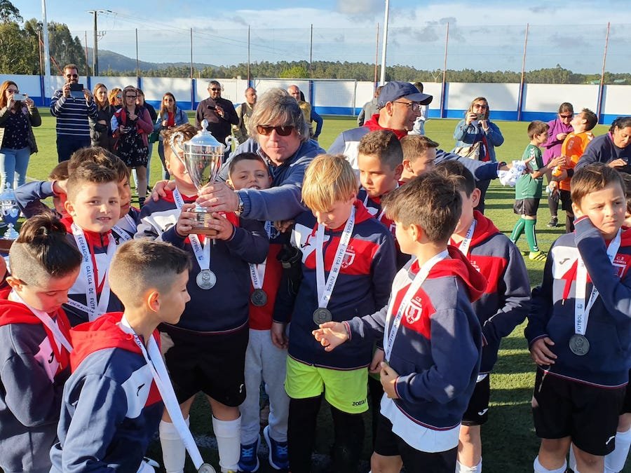 Dumbria recollendo trofeo da Copa da Costa F9