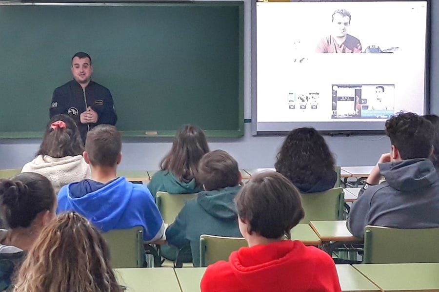 Santiago Caamano dando unha charla nun colexio sobre prevencion a ludopatia