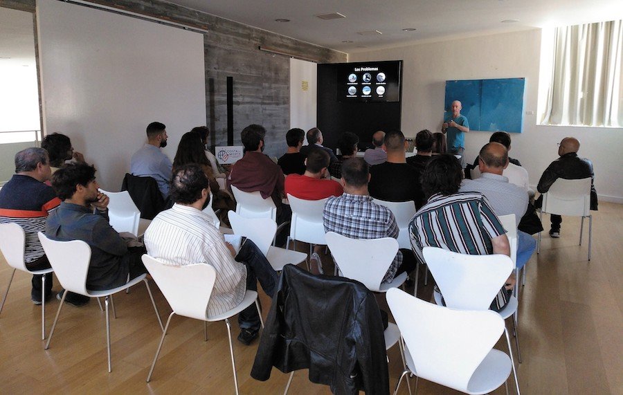 Tony But de Save the Waves Coalliton en Camelle coa Costa da Morte Reserva Mundial de Surf