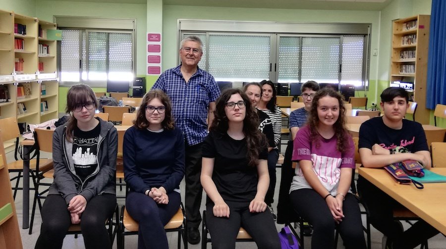 Lema Suarez co alumnado do IES FIn do Camino