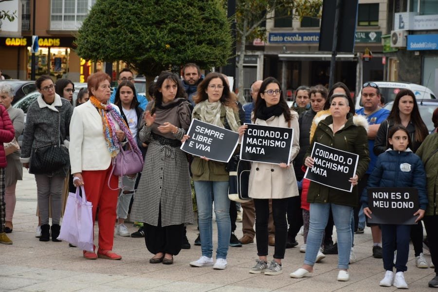 Concentracion en Cee ante o acto de violencia machista de Vimianzo-Foto-Rafa Quintans