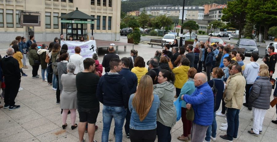 Concentracion en Cee ante o acto de violencia machista de Vimianzo-Foto-Rafa Quintans 2