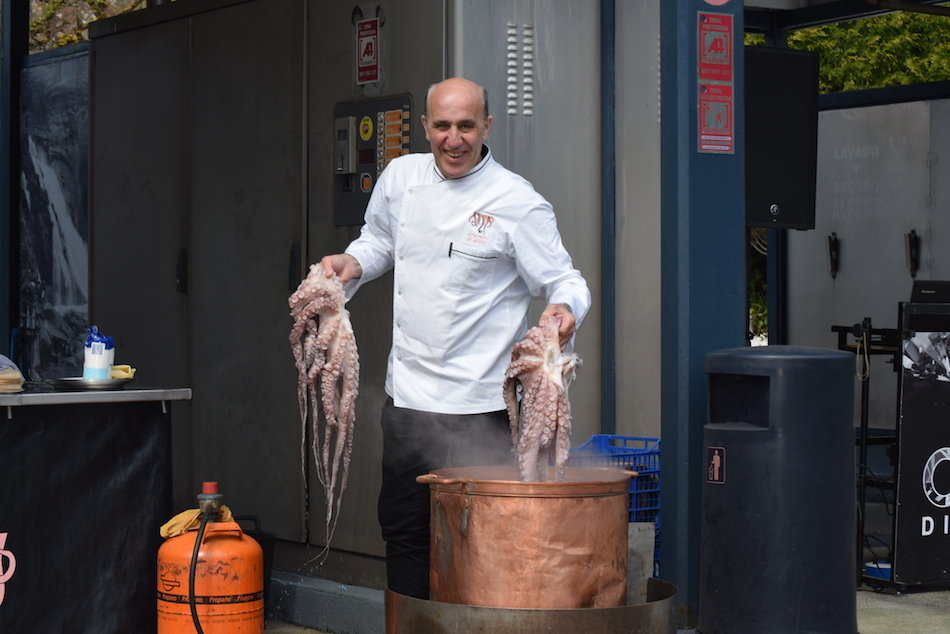 Pulpeiro na festa dos 50 anos de Bazarra-Foto-Jorge Castrio