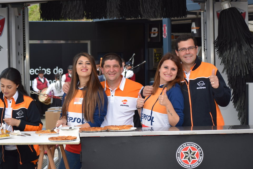 Parte do equipo da familia de Bazarra no 50 aniversario