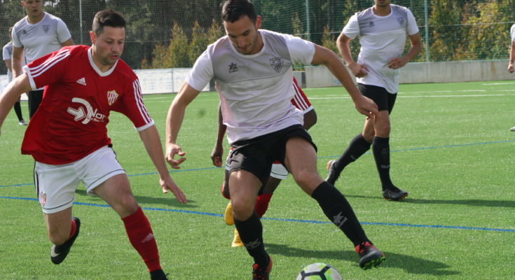 Nano e Luis loitan por un balón no SD Sofán - Atlético Arteixo
