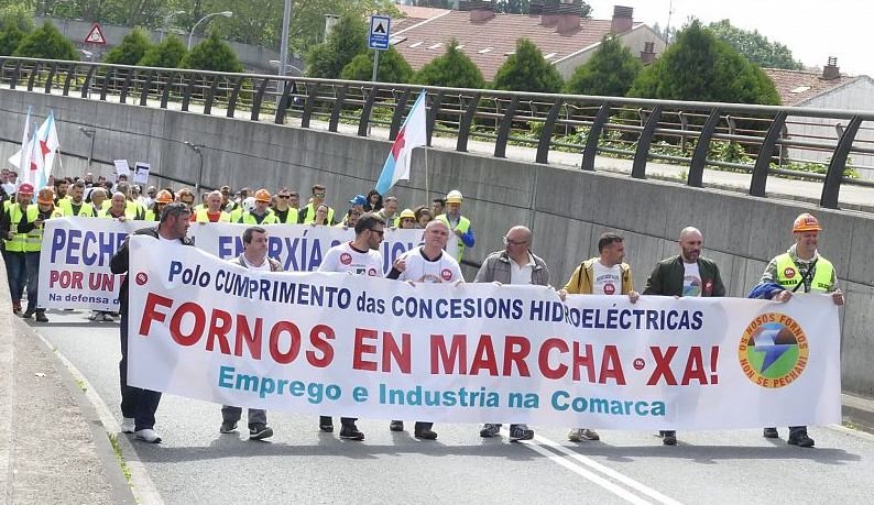 Traballadores de Ferroatlantica na manifestacion por unha industria electrointensiva competitiva
