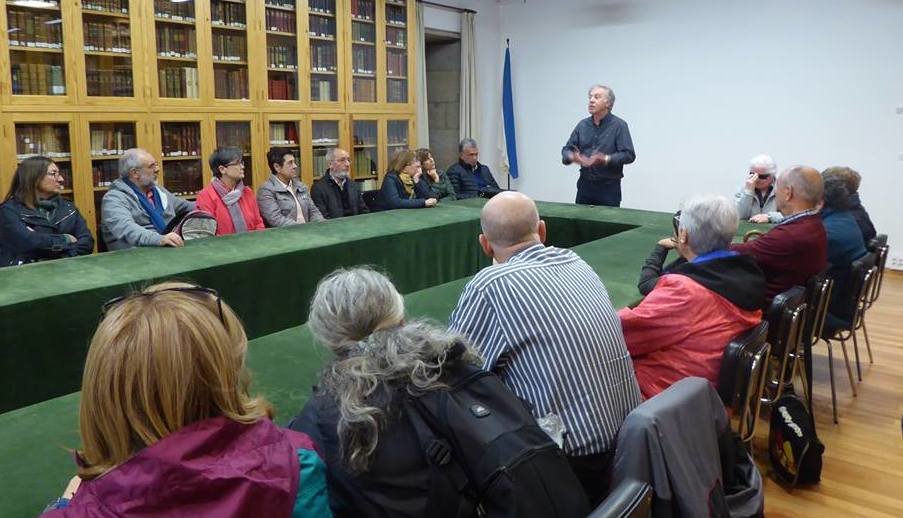 Manuel Vilar Explicandolle a historia do Museo do Pobo Galego a unha visita do Instituto de Estudos de Bergantinos